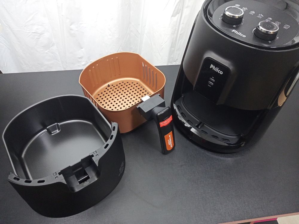 Air Fryer Philco PRF15PG: Cesto coletor, cesto interno e base..