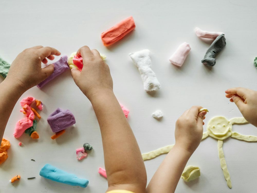 Que presente dar para uma criança? Massinha de modelar é uma boa pedida a partir dos 3 anos.