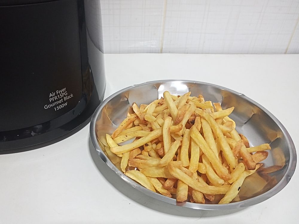 Preparação de batatas fritas com a air fryer philco PRF 15PG. O tempo total de preparo para 500 gramas foi de 35 minutos.