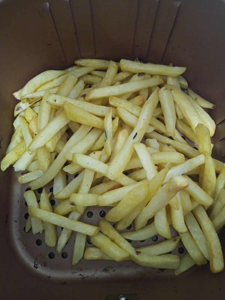 Preparação de batatas fritas com a air fryer philco PRF 15PG, 15 minutos. O tempo total de preparo para 500 gramas foi de 35 minutos.