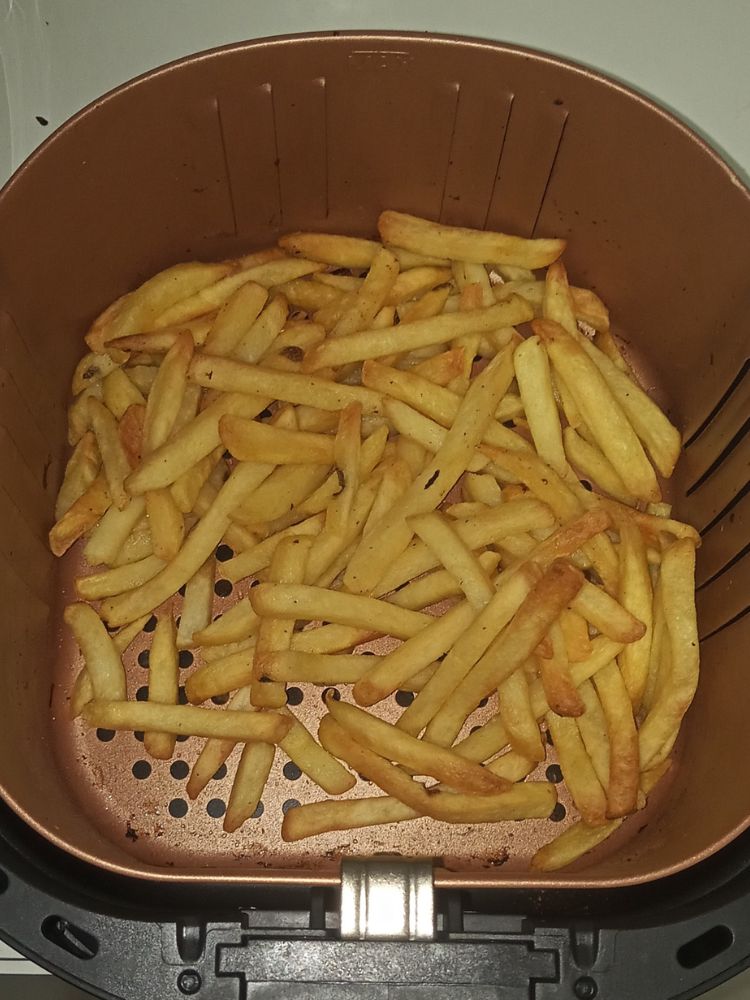 Preparação de batatas fritas com a air fryer philco PRF 15PG, 30 minutos. O tempo total de preparo para 500 gramas foi de 35 minutos.