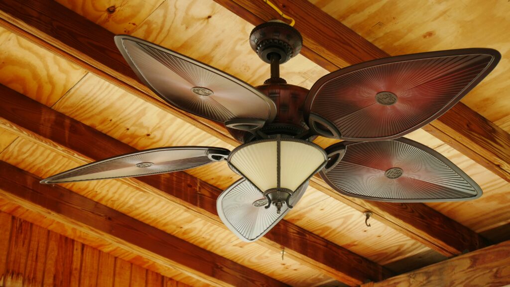 Ventilador de teto com 5 pás.