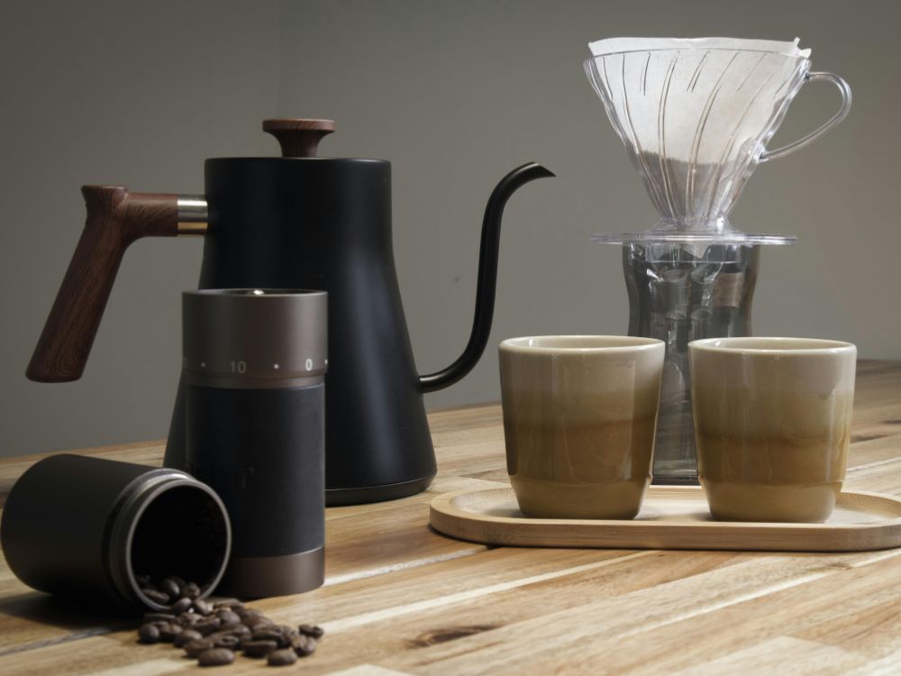 Para quem está procurando por presentes para quem ama café, aqui estão duas opções: passador V60 e chaleiro de pescoço de ganso.