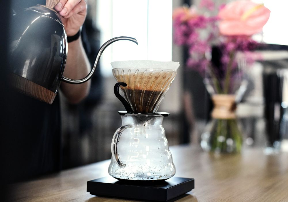 O passador V60 proporciona maior controle no fluxo de água para o preparo do café.