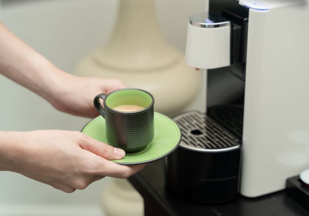 As cafeteiras de cápsulas levam aos lares um café semelhante ao espresso.