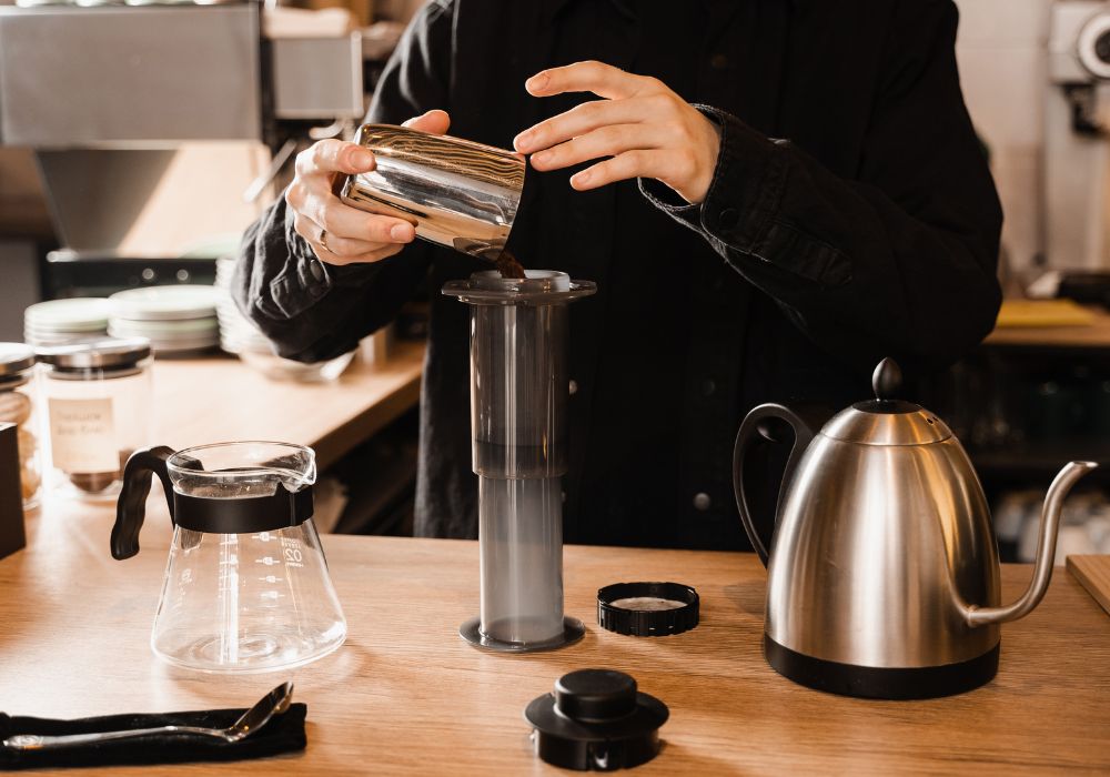 Pouco conhecido no Brasil, o método de preparo do café utilizando o aeropress atrai principalmente quem busca a praticidade.