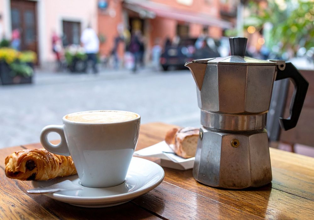 O método de preparo do café que utiliza a cafeteira italiana está cada vez mais presente nas casas brasileiras.